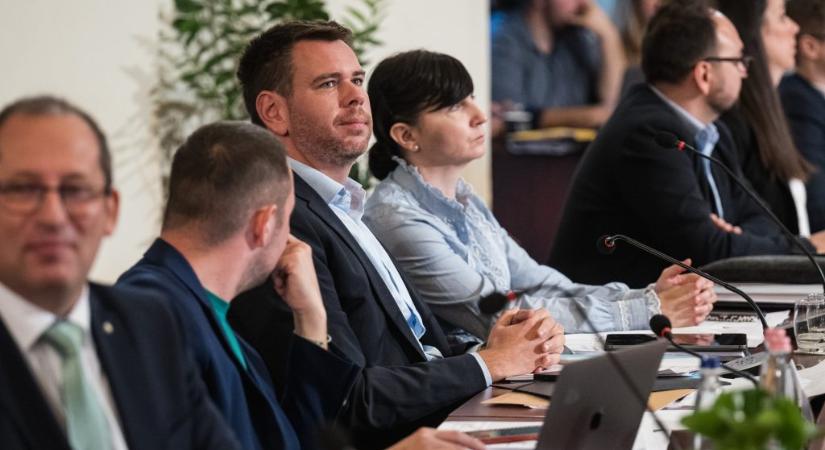 Hutiray Borbála veszi át Vitézy Dávid mandátumát a fővárosi közgyűlésben