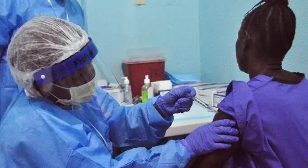 Associated Press: 80-ra emelkedett az új Ebola-járvány halálos áldozatainak száma Kongóban