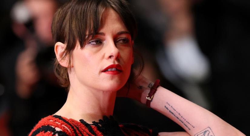 Kristen Stewart fittyet hányt a szabályokra: sportcipőben lépett Cannes vörös szőnyegére