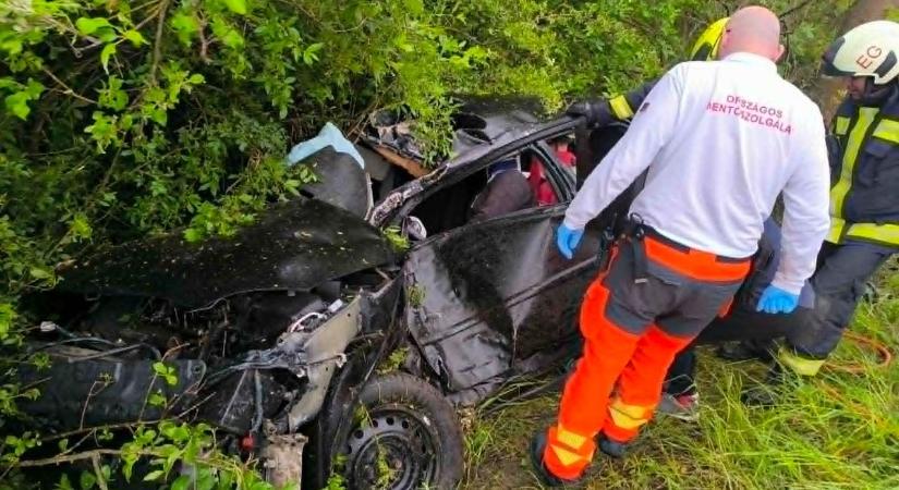 Fotókon a súlyos hevesi baleset, felismerhetetlenre tört az árokba vágódó autó