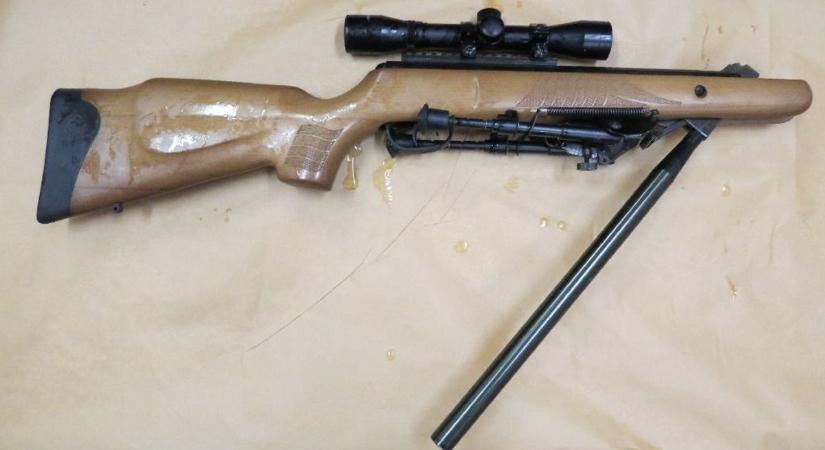 Fegyvert fogott a rendőrökre egy férfi Szabolcsban: a járőrök fedezékbe húzódva hívtak erősítést