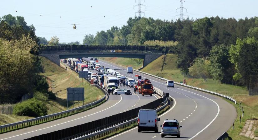 Kiderültek a részletek az M6-oson történt balesetekről (videó, fotók)