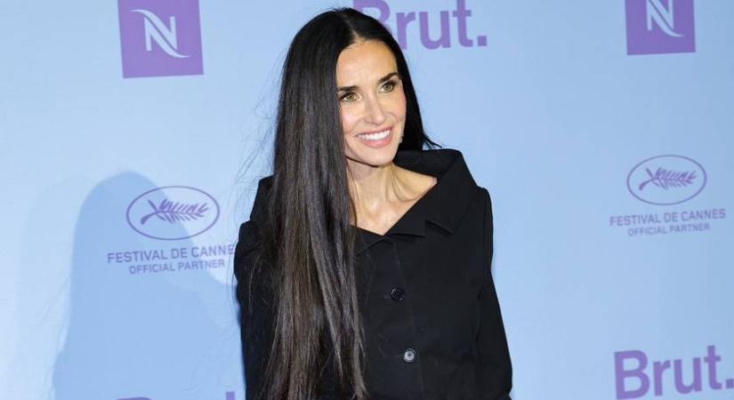 A hét szettje: a 63 éves Demi Moore bomba tippje, hogy viseld idén a karcsúsított blézert