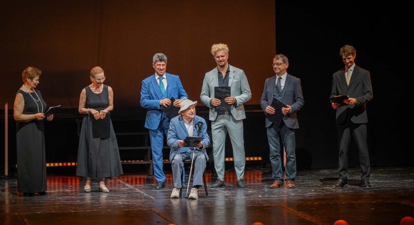 Álláshirdetéseket adnak fel a színházigazgatók a Vígszínházban: "Szeretnénk megmutatni, milyen sokféle területből áll össze a színház"