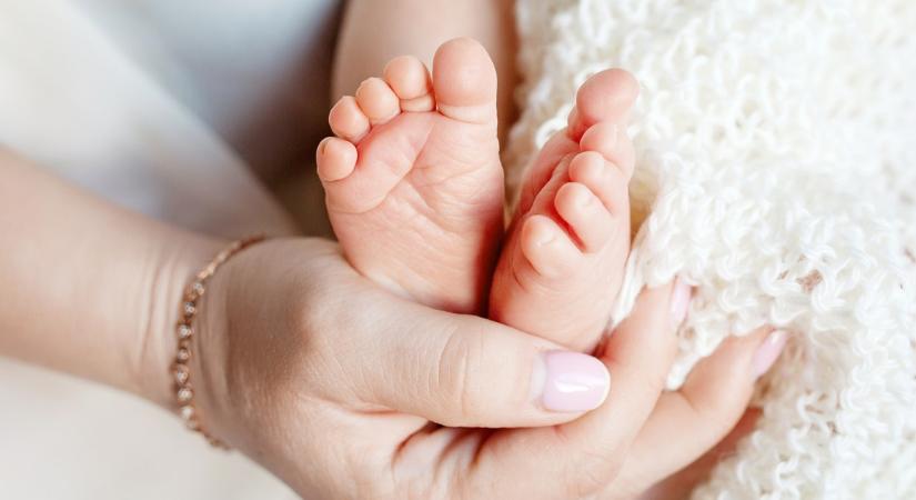 Titokban érkezett a baba! 21 évvel fiatalabb feleségétől született gyereke a magyarok kedvenc színészének