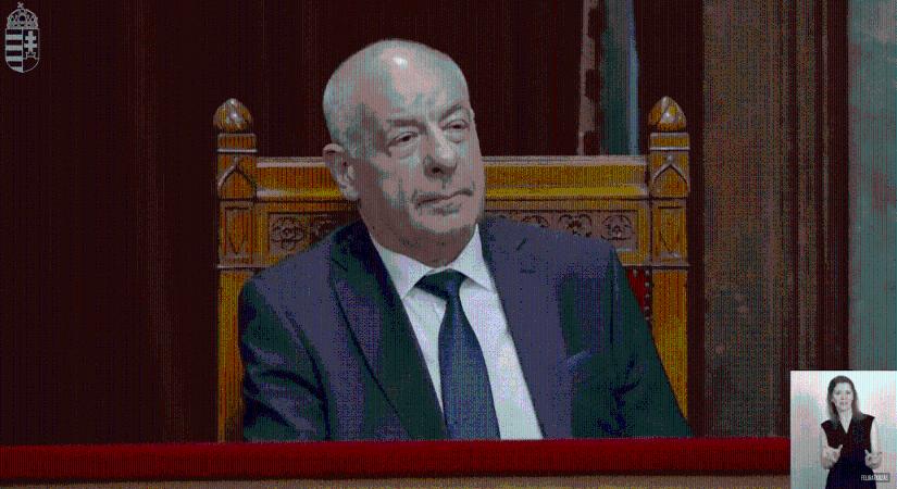 Sulyok Tamás továbbra sem lát alkotmányos indokot a távozásra