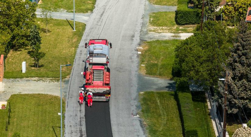 Különleges záróréteggel fogta meg az azbeszttartalmú por kiporzását Szombathelyen a STRABAG