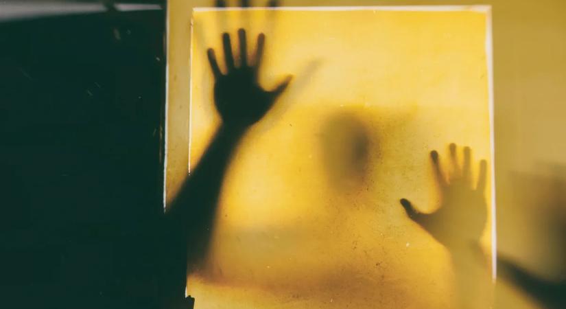 Felrobbantotta a házukat, meg akarta ölni a kislányát