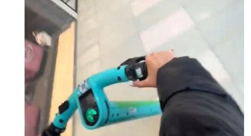 Rollerezett, majd hatalmasat esett az Alba Plazaban egy fiatal