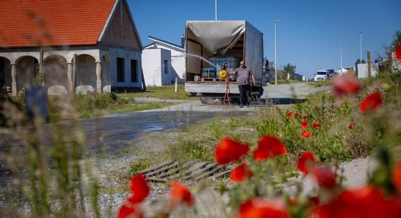 Megkezdődött az oladi platón a kalcium-kloridos pormentesítés!