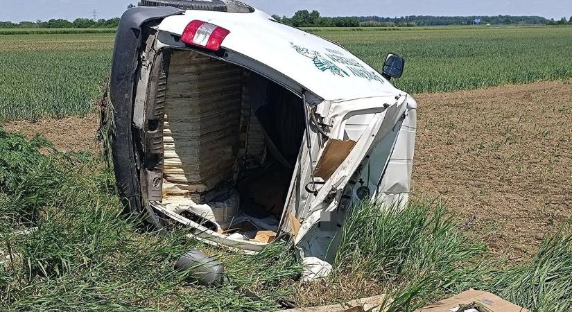 Ketten az árokban kötöttek ki a 86-oson, a vétkes elfutott - fotók