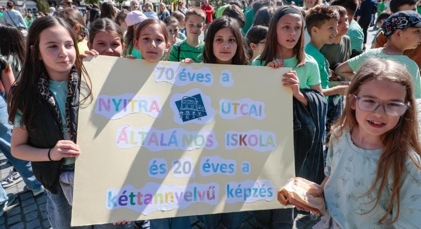 70 éves a Nyitra Utcai Általános Iskola: flashmobbal tették még emlékezetesebbé az ünnepet (videó)
