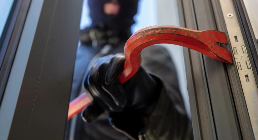 Véget ért a fosztogatás: A padláson bujkált a 19 éves betörő, Kesznyétenben fogták el