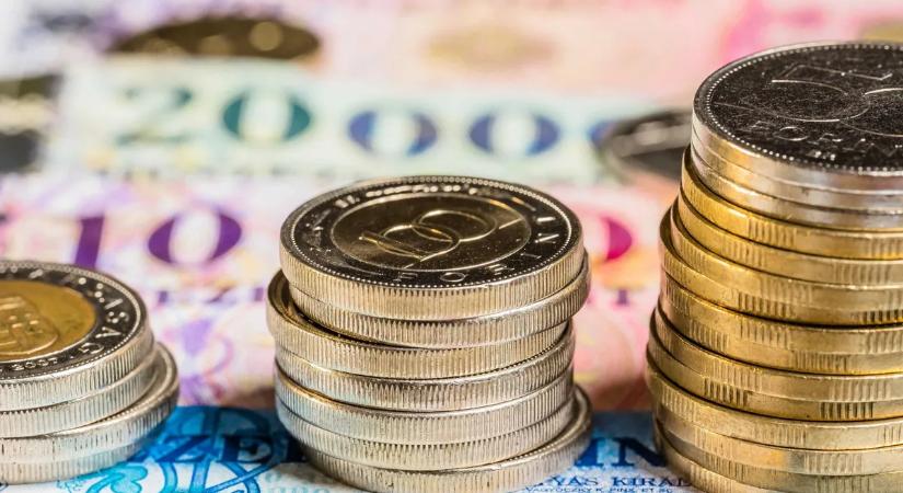 Vége a forint ralijának: lélektani határ fölött ragadt az euró