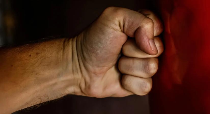 Beköpött az ablakon, megismerte a szomszéd öklét