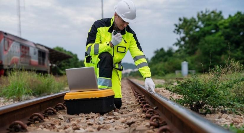 Pótlóbuszok és 25 perces csúszások – napokig tart a munka jászkunsági vasútvonalon