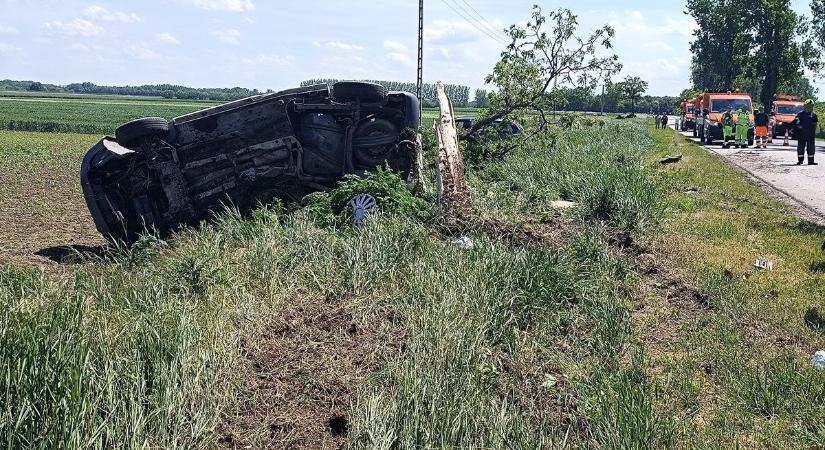Karambol a 86-os főúton: az ütközés után mindkét jármű az árokba csapódott, a vétkes elmenekült - fotó