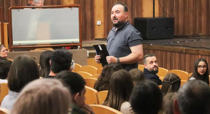 A „Regösök húrján…” versmondó verseny regionális döntőt rendeztek Nagyatádon
