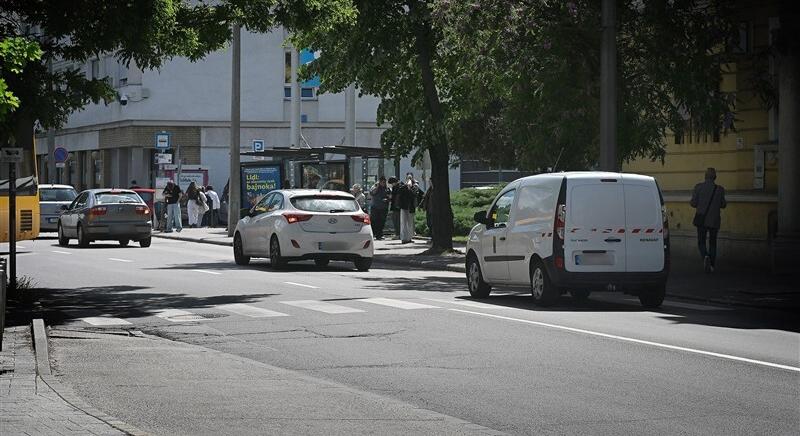 Augusztus végére elkészül az új, jelzőlámpás zebra a Barkóczy utcában, a buszpályaudvarnál