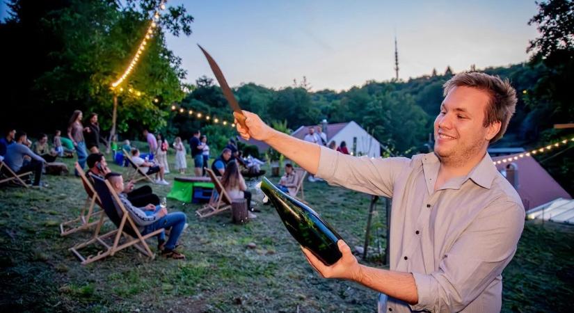 „Nem kell hozzá éles kés, síléccel is működik” – Elárulta a pezsgőnyitás titkát a miskolci mérnök, videón mutatjuk!