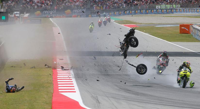 Horrorbukása után megműtötték a MotoGP sztárját – Ezt üzente a rajongóknak