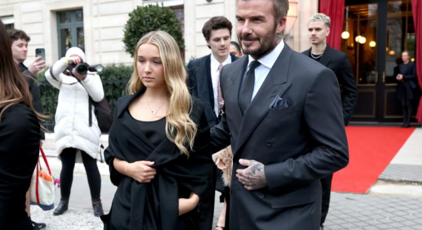 Harper Beckham csipkeruhájáról beszél most mindenki, egészen káprázatos