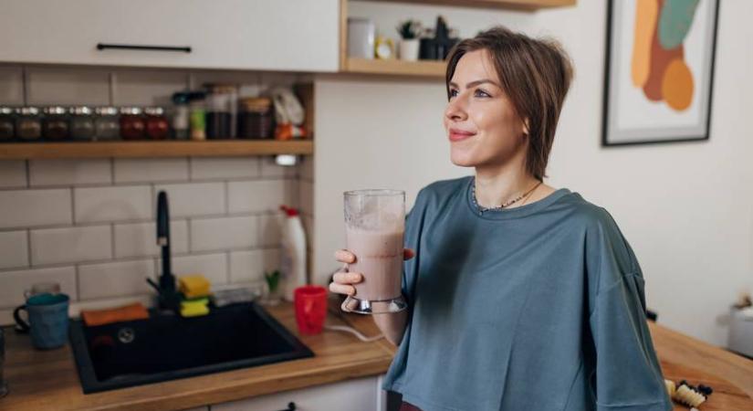 240 kalória ez a fehérjedús smoothie: egy boltból beszerezhető minden