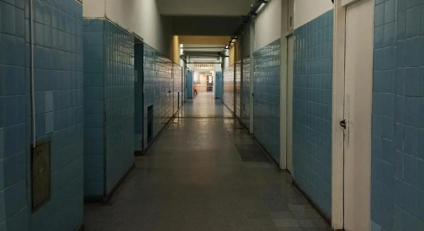 Osztályteremben bukott le a perverz tanár a fiatal diáklánnyal