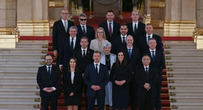Miniszterek egész csoportja kíséri el Lengyelországba Magyar Pétert