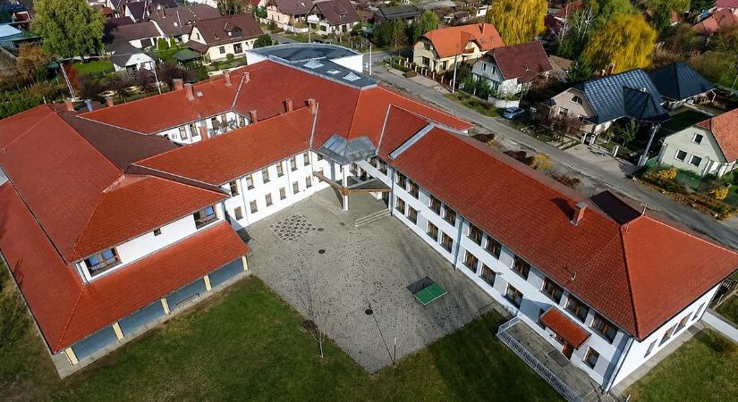 Rendőrök vittek el egy pedagógust a kiskőrösi EGYMI-ből, megszólalt az intézmény