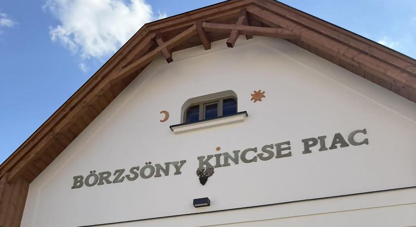 Azóta sem nyitott ki a szokolyai piac, hogy fideszes politikusok a kampányban átadták