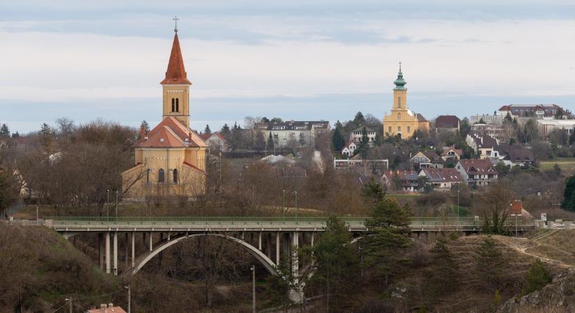 Tragédia rázta meg Veszprémet: mélybe vetette magát egy férfi a város ikonikus hídjáról