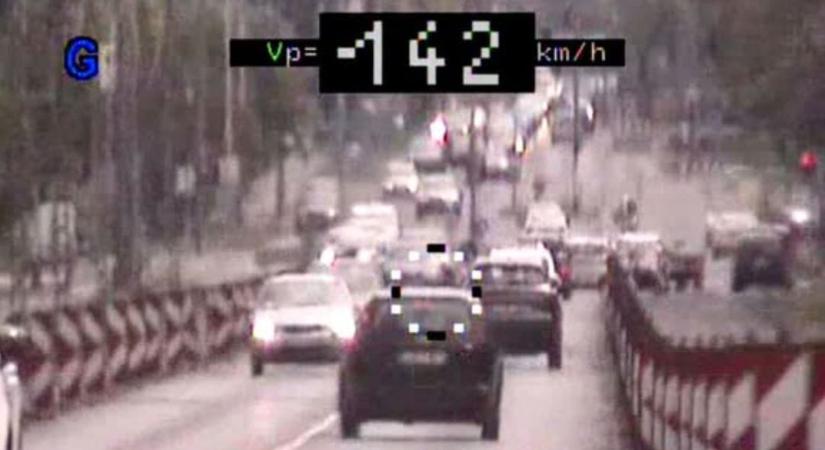 Fotó: Útfelújítás, terelés és 40-es tábla, de 142 km/h-val száguldott egy Ford Miskolcon