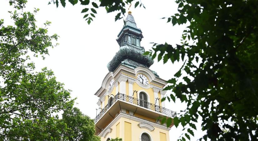 Hirtelen sötétségbe borult a szolnoki templom, a mise végén óriási villám csapott a toronyba