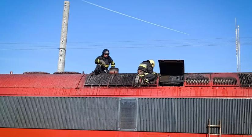 Tűz ütött ki egy személyvonat mozdonyában Kárpátalján, a tűzoltók gyorsan megfékezték a lángokat