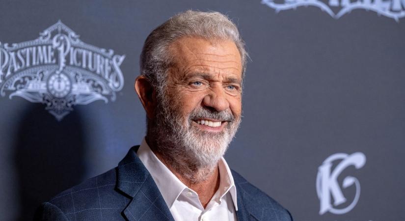 Alig egy hónappal barátnője halála után máris egy titokzatos nőt csókol Mel Gibson