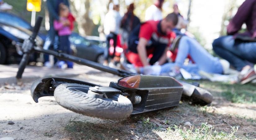 Videón a komáromi rollerbaleset: hajszálon múlt a tragédia