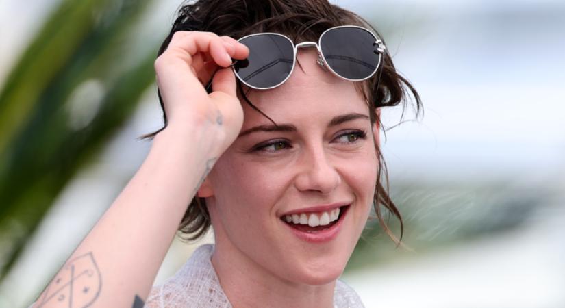 Meztelenruhában lépett a vörös szőnyegre Kristen Stewart: elpirulsz a merész darab láttán