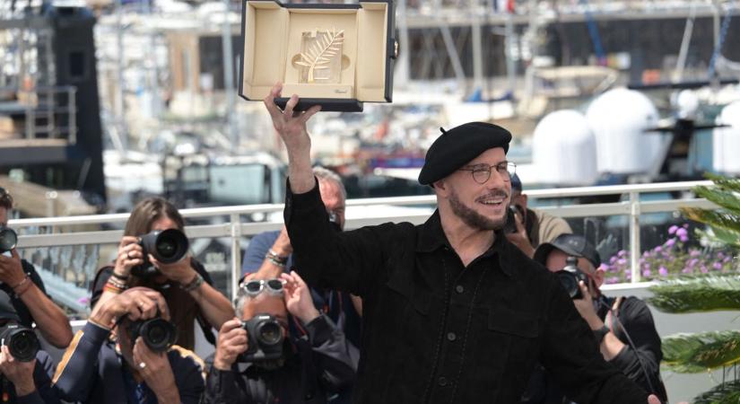 Cannes-ból jelentjük: Travolta így debütált