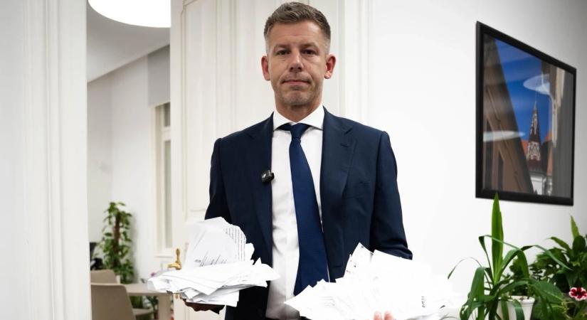 Zsákokban álltak a ledarált dokumentumok – Magyar Péter feljelentést emleget