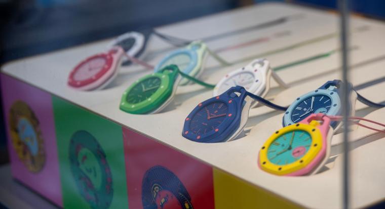 Az emberek egymást ütik és tapossák az új Swatch óráért