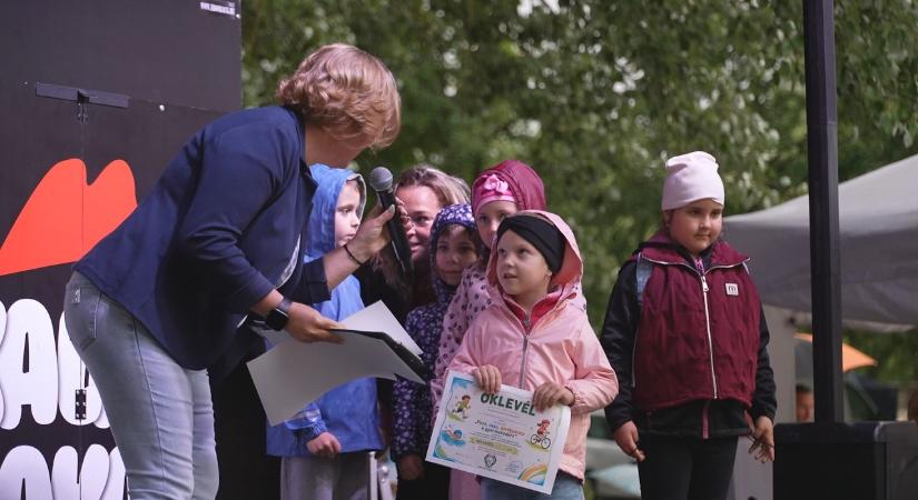 Több mint 2500-an sportoltak idén a „Fuss, ússz, kerékpározz a gyermekedért!” programon