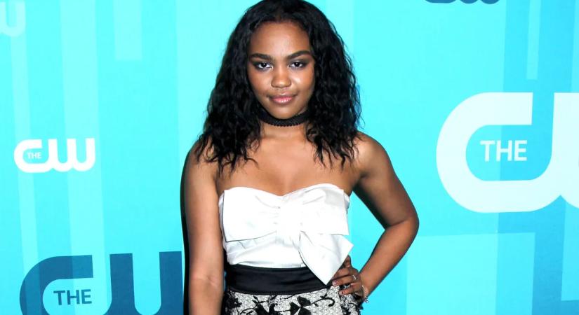 Az amerikai színész-énekesnő, China Anne McClain mindössze két horgolt virágot visel melltartó gyanánt – extra szexi galéria
