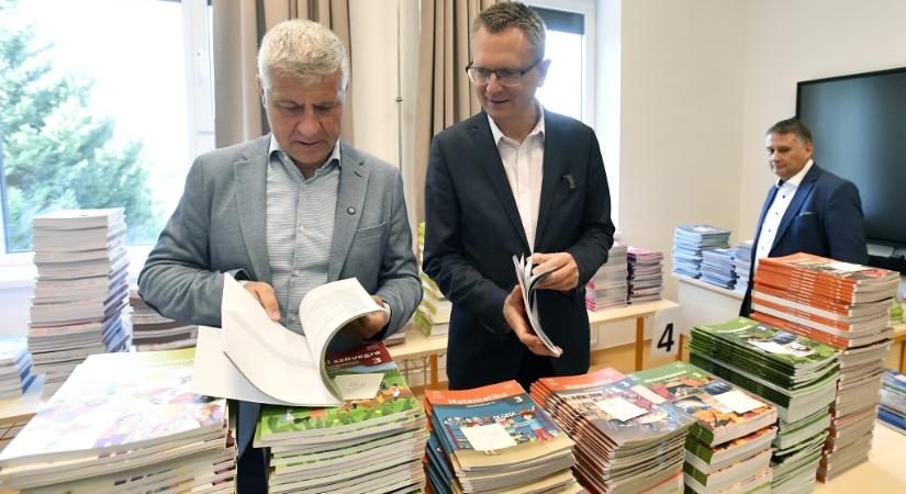 Tankönyv-biznisz: Orbánék még egy 45 milliárdos keretszerződést kötöttek április végén