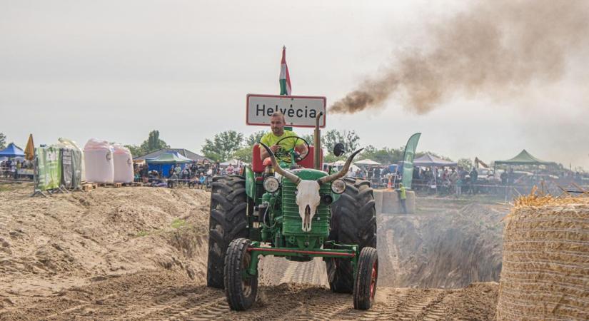 Dübörgő gépcsodák: látványos videón a helvéciai traktoros show