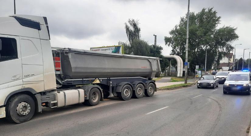 Baleset történt Nyíregyházán: teherautó és személygépkocsi ütközött, megsérült egy fiatal hölgy – fotókkal