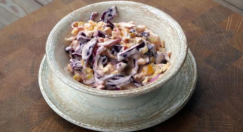 Így készül a könnyű, joghurtos coleslaw saláta