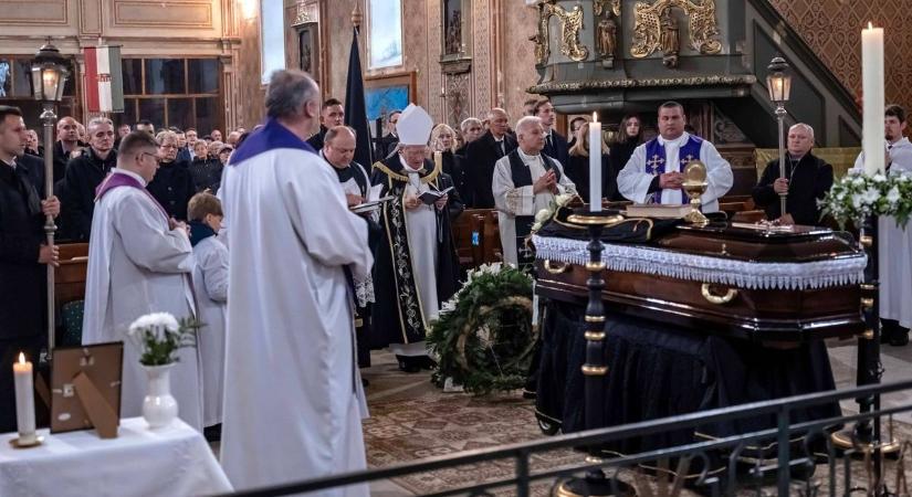 A kónyi templomból búcsúztatták Dobai Sándor atyát, Pápai Lajos megyéspüspök imádkozott érte
