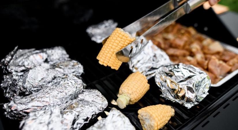 Súlyos betegségeket okozhat: Óriási veszélynek teszed ki magad, ha alufóliát használsz a grillezéshez
