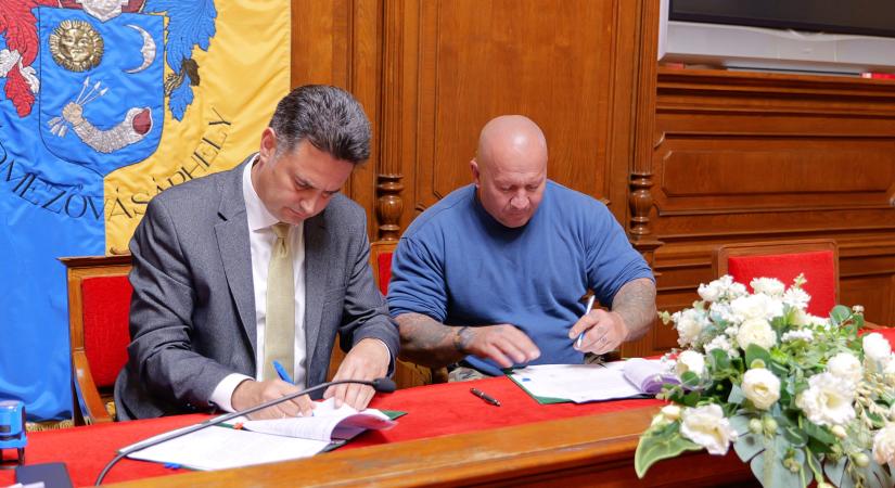 Aláírták a civil szervezetek és sportegyesületek városi támogatását